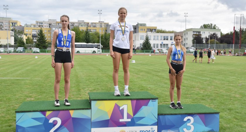 Na medalowym podium najlepsze sprinterki w kategorii U-14. Od lewej: Alicja Juścińska (UKS MOS Opole), Oliwia Fitas (MUKS Gim 2 Nysa) i Milena Szlapińska (Oleśniczanka Oleśnica)