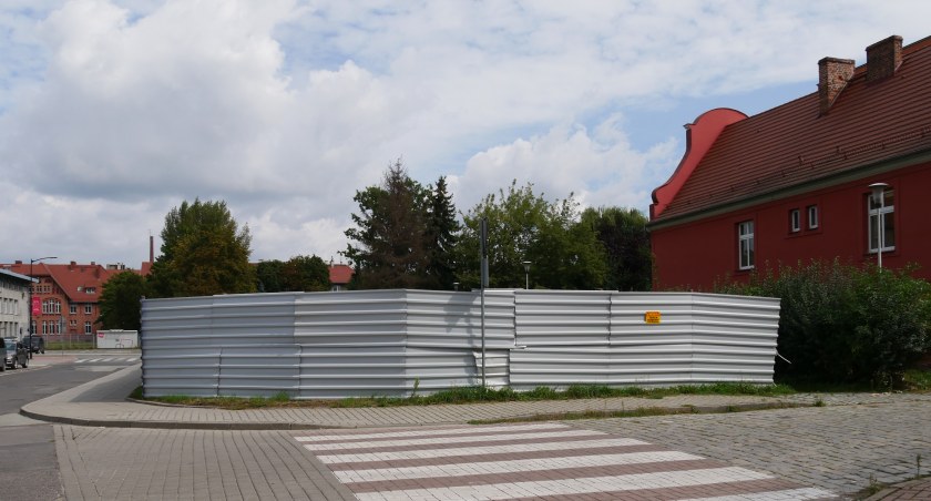 Teren zielony, na którym odpoczywali mieszkańcy, został ogrodzony i wkrótce zamieni się w plac budowy. Inwestycja zostanie poprzedzona badaniami archeologicznymi 