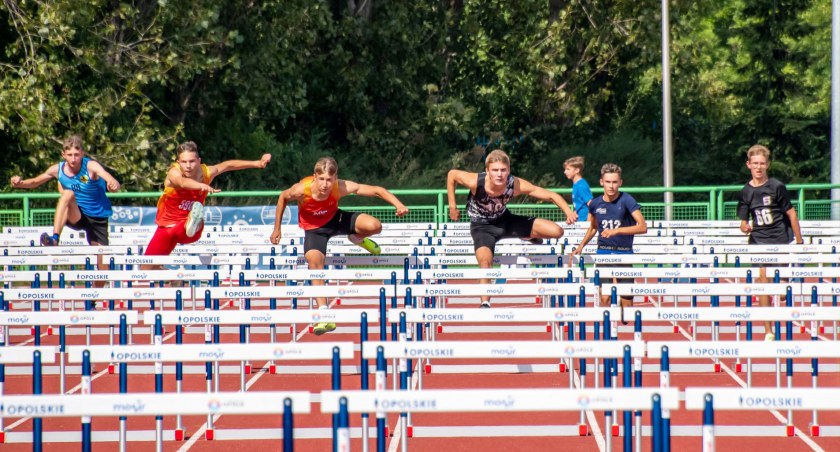 110 metrów przez płotki. Na prowadzeniu Mateusz Winiarski  Juvenia Głuchołazy (drugi od lewej), Adam Rydlewski  Juvenia Głuchołazy (trzeci od lewej) i Wojciech Kołodziej  MUKS Gim 2 Nysa (czwarty od lewej)
