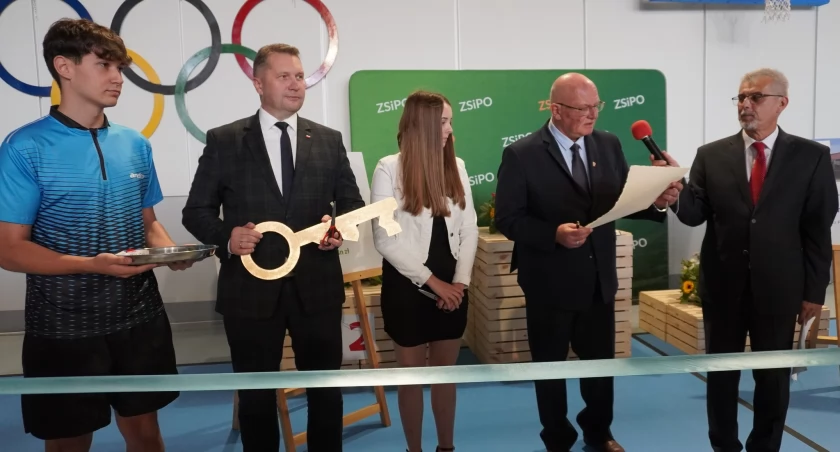 Uroczystego przecięcia wstęgi dokonali Przemysław Czarnek minister Edukacji i Nauki, Andrzej Kruczkiewicz starosta nyski, Krzysztof Dorożyński dyrektor ZSiPO w Nysie oraz w imieniu uczniów przewod