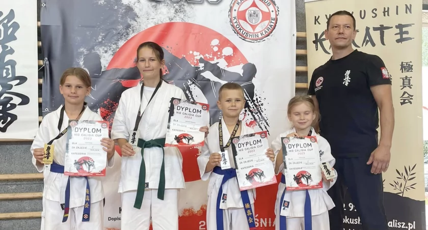 Reprezentanci Niwnickiego Klubu Karate Kyokushin. Stoją od lewej: Julita Płończak, Aleksandra Rajkowska, Aleksander Żuk, Wiktoria Żuk oraz sensei Piotr Rajkowski