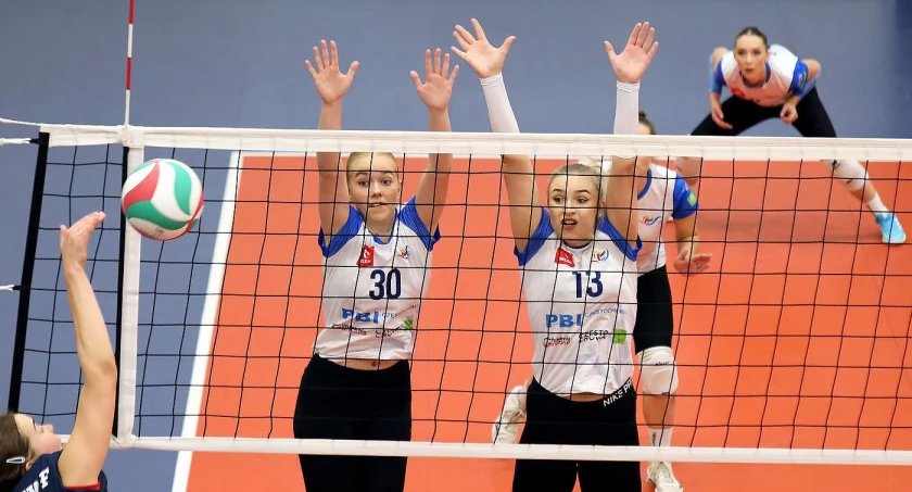 NTSK AZS PANS Komunalnik Nysa - KS Częstochowianka 2:3. W bloku Hanna Bałkiewicz (numer 30) i Anna Pietraszewska (numer 13)