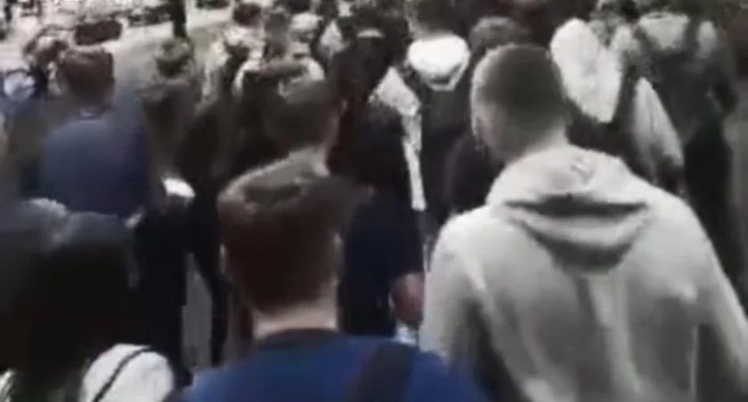 Na opublikowanym filmie w mediach społecznościowych widniał napis „budowlanka vs. mechanik, słowik vs. mordas”