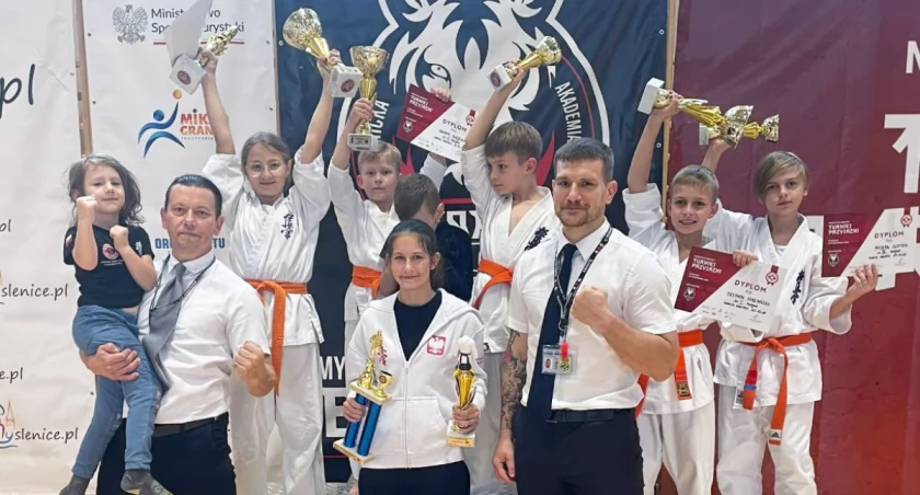 Reprezentanci Niwnickiego Klubu Karate Kyokushin. Od lewej: sensei Piotr Rajkowski, Iga Mielnicka, Maja Mielnicka, Antoni Bujewicz, Aleksandra Rajkowska, Marcel Grędusz, Szymon Mazański i Michał Sottek
