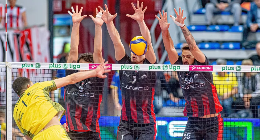 PSG Stal Nysa - Asseco Resovia Rzeszów 2:3. Zouheir El Graoui w starciu z potrójnym blokiem Asseco Resovii Rzeszów