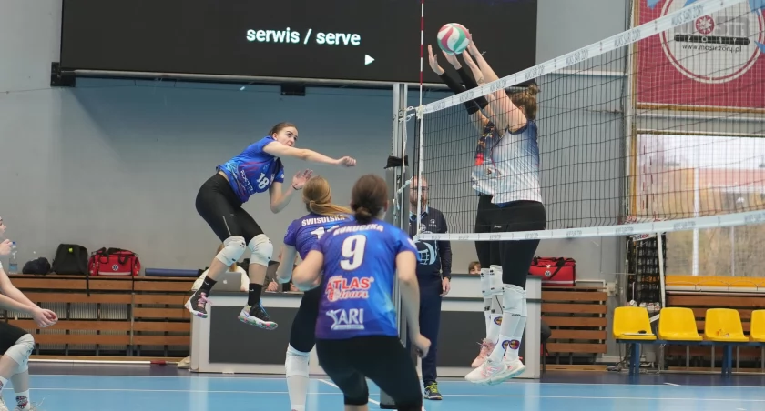Sari Żory - NTSK AZS PANS Komunalnik Nysa 1:3. Roksana Semeniuk przebija się przez podwójny blok nyskiego zespołu 