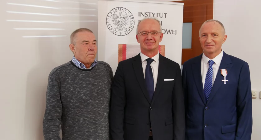 Odznaczenia wręczył wiceprezes IPN prof. Krzysztof Szwagrzyk. W imieniu Zbigniewa Zająca krzyż odebrał brat Wiesław. Z prawej Jacek Szumański 