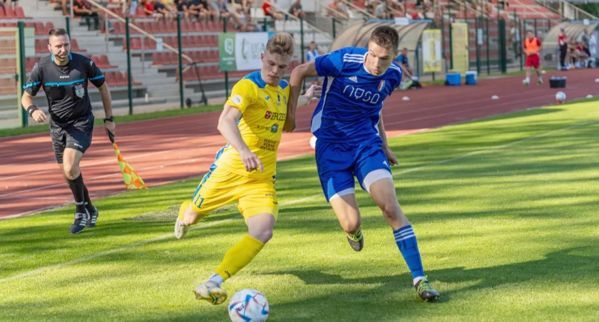 BTP Stal Brzeg - Polonia Nysa 2:1. Pojedynek jeden na jeden wygrany przez napastnika brzeskiej Stali