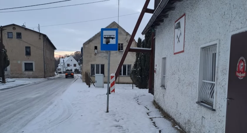Strażacy alarmują, że przystanek w tym miejscu będzie utrudniał wyjazd z remizy (z prawej)