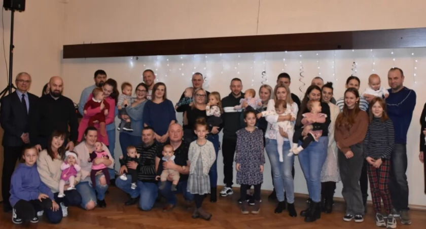 Nowonarodzeni mieszkańcy wraz z rodzicami fot. paczkow.pl