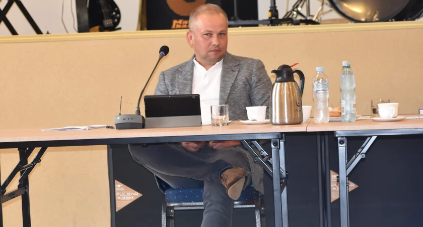 Mariusz Kuś na potrzeby wyborów twierdził, że jest mieszkańcem Kamiennika, a kiedy chciał pobierać bon wychowawczy oświadczył, że mieszka w Nysie. Zgodnie z prawem nie można mieć dwóch miejsc zamieszkania
