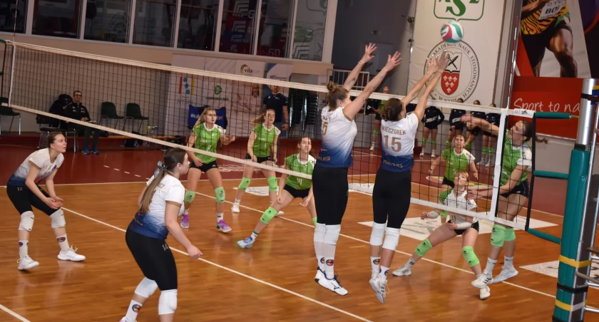NTSK AZS PANS Komunalnik Nysa - #Volley Wrocław II 3:0. Podwójny blok „Juliański” w wykonaniu Julii Wałek i Julii Wieczorek