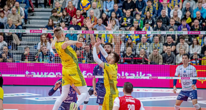 PSG Stal Nysa - Grupa Azoty ZAKSA Kędzierzyn-Koźle 0:3. Akcja Tsimafeia Zhukouskiego i Jakuba Abramowicza