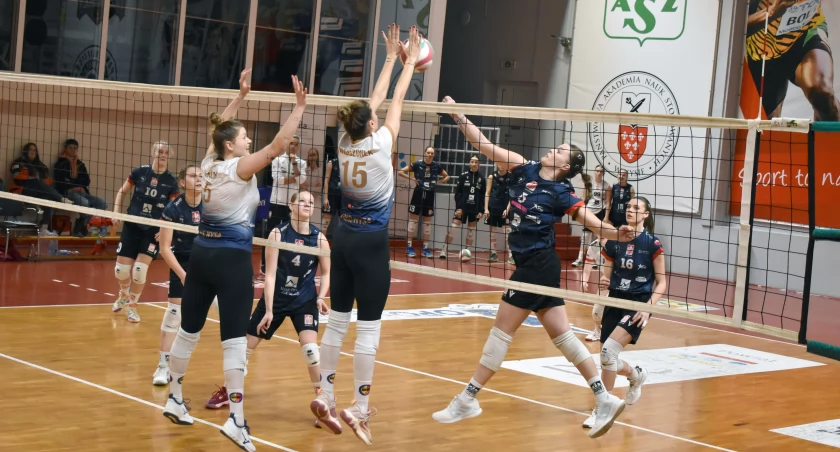 NTSK AZS PANS Komunalnik Nysa - AZS AWF Wrocław 3:0. Julia Wieczorek (numer 15) pojedynczym blokiem zatrzymuje atak Oliwii Fojudzkiej