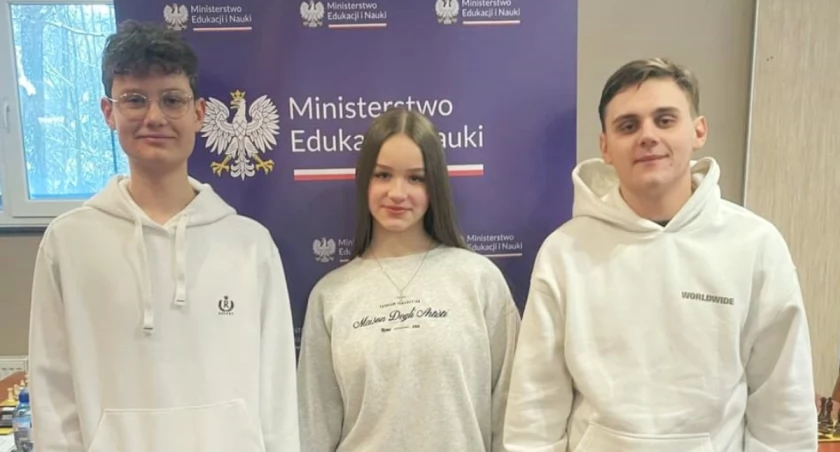 Medaliści w pełnym składzie. Od lewej: Piotr Jabłoński, Marta Opałka i Dominik Czak