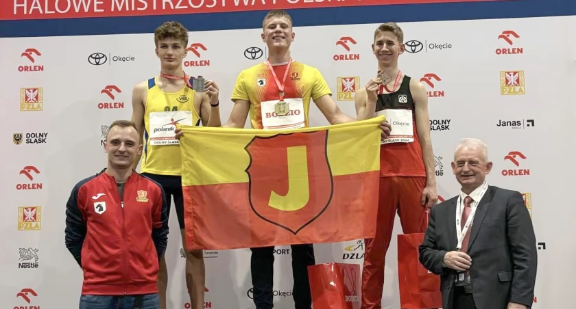 Jakub Zachara na najwyższym stopniu medalowego podium. Z lewej strony stoi trener naszego mistrza Polski - Paweł Pieróg
