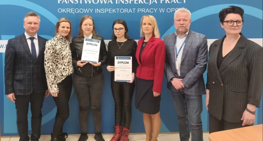 III miejsce i awans do etapu centralnego zdobyła Paulina Tabaszewska, której opiekunem jest Pani Magdalena Siemiątkowska