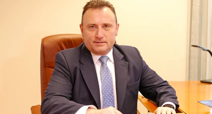 Zgodnie ze statutem uczelni funkcję rektora można sprawować tylko dwa razy z rzędu