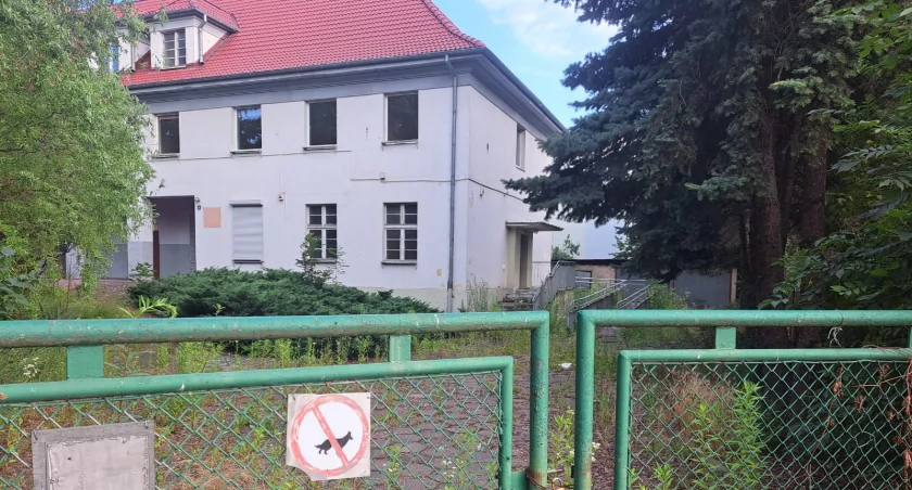 Budynek przekazany gminie przez Caritas niszczeje z miesiąca na miesiąc
