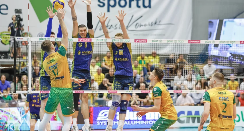 Aluron CMC Warta Zawiercie - PSG Stal Nysa 3:2. Trevor Clevenot w starciu z potrójnym blokiem nyskiego zespołu