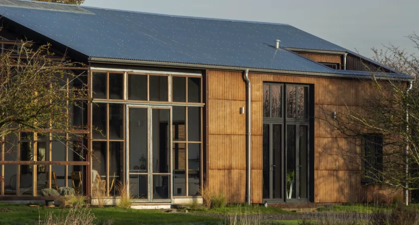 Flat House, Margent Farm, Wielka Brytania – dom z paneli drewniano-konopnych. Zdjęcie: Oskar Proctor/materiały prasowe Practice Architecture