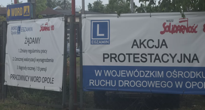 Teren nyskiego oddziału opolskiego WORD został oplakatowany hasłami z żądaniami pracowników