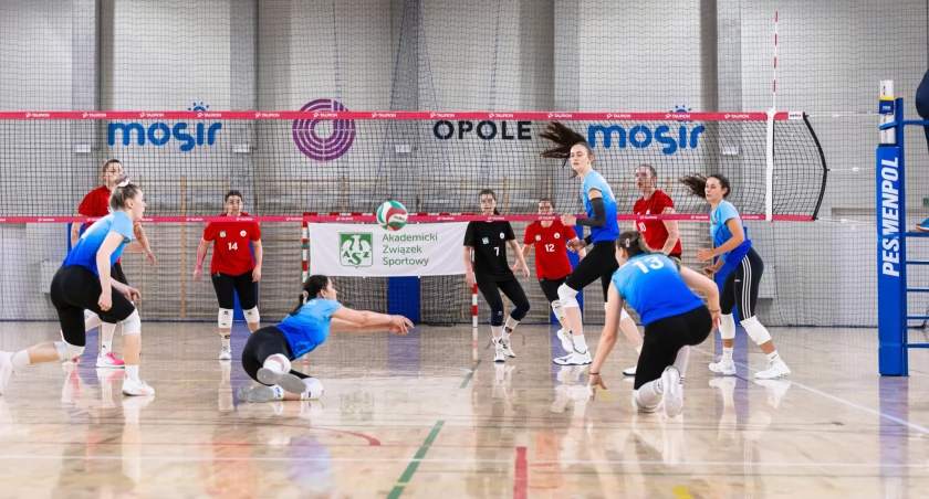 PANS Nysa - AWF Katowice 2:1. Piłkę broni drużyna AWF Katowice