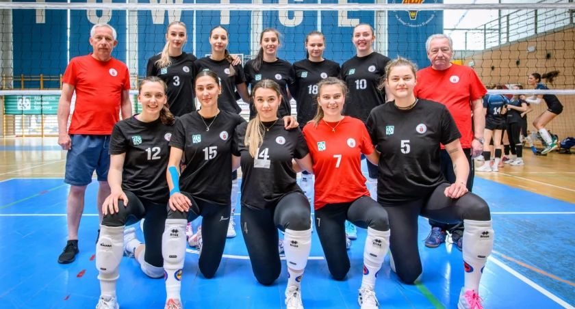 PANS Nysa. Stoją od lewej: trener Andrzej Roziewicz, Urszula Kowalczyk, Magdalena Bagniak, Karolina Natanek, Justyna Zych, Natalia Budnik, kierownik drużyny Zbigniew Jankowski; w dolnym rzędzie: Maja Kaczmarczyk, Julia Wieczorek, Anna Śmidowicz, Zuzanna Michalik, Julia Wałek