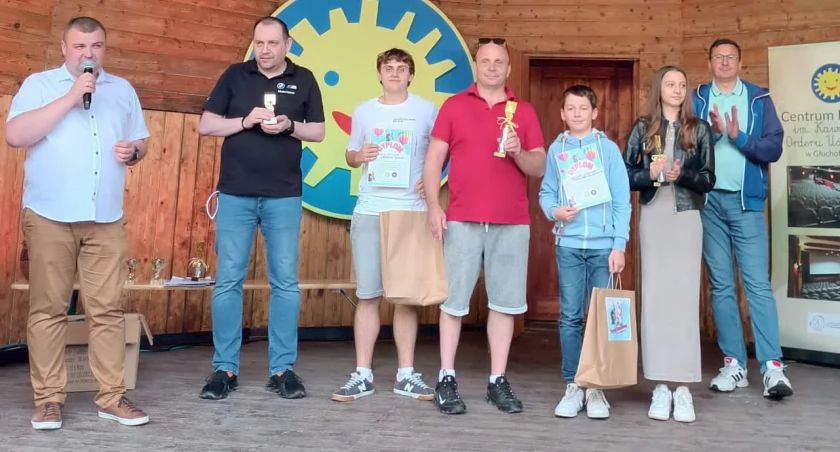 Dominik Czak (trzeci z lewej) i Jarosław Czak (w czerwonej koszulce) podczas dekoracji medalistów