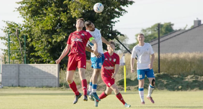 LZS Walce - Czarni Otmuchów 0:0. Powietrzny pojedynek w polu karnym drużyny z Otmuchowa