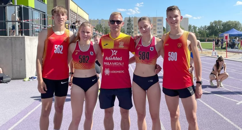 Trener Juvenii Głuchołazy - Paweł Pieróg (w środku) i jego podopieczni: Magdalena Żuk (nr 582), Julia Gracz (nr 584), Adam Rydlewski (nr 562) i Mateusz Winiarski (nr 590).  