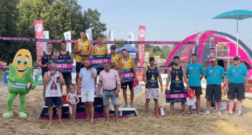 Na medalowym podium najlepsze trzy duety - Radosław Brzozowski i Jan Lesiuk (z lewej), Szymon Bąk i Mikołaj Sarnecki (w środku) i Mateusz Podborączyński i Paweł Malicki (z prawej). Obok podium po prawej stronie Jakub Korczyk i Marek Sedlak