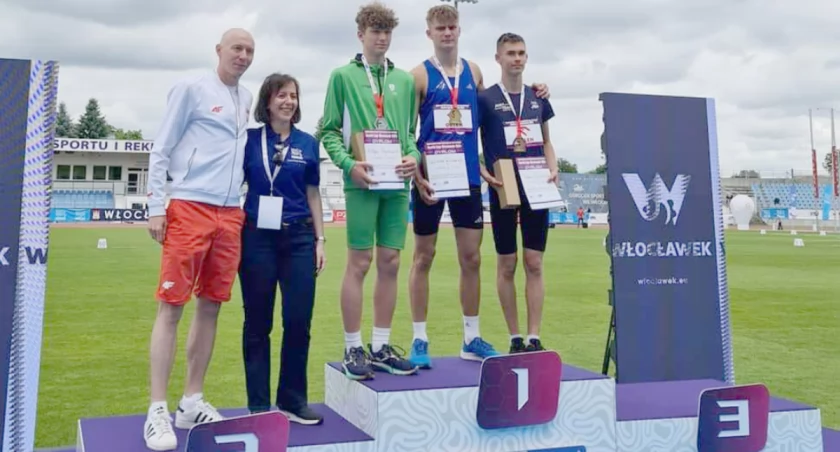 Wojciech Kołodziej (w środku) na najwyższym stopniu medalowego podium 
