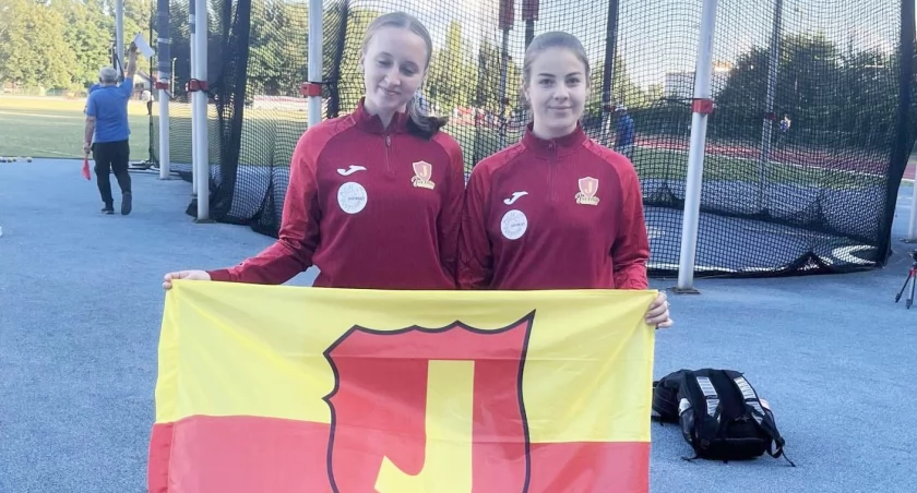 Dyskobolki Juvenii Głuchołazy, ktore poprawiły swoje życiówki - Lena Jakieła (z lewej)  i Zuzanna Kubowicz 
