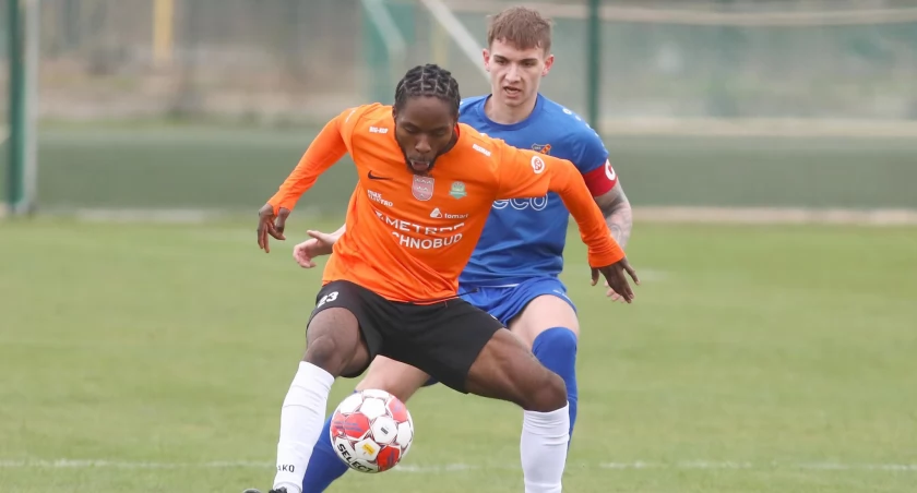 Odra II Opole - LZS Domaszkowice 3:0. Przy piłce Udo Agomuonso (LZS Domaszkowice)