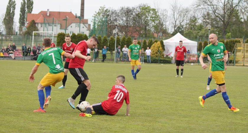 GKS Grodków - Ogrodnik Chróścina Nyska 3:1. Tam gdzie się dwóch bije, tam trzeci ...