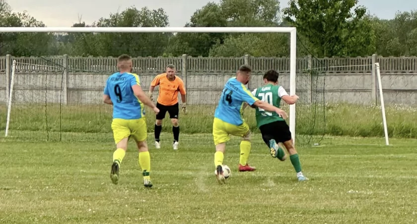 Góral Sidzina - LZS Kolnowice 7:1. Dynamiczny atak Górala Sidziny na bramkę LZS Kolnowice