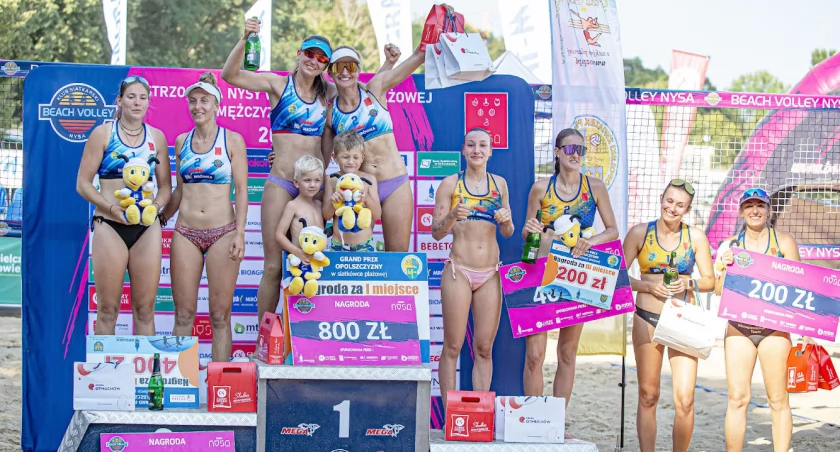 Na najwyższym stopniu medalowego podium - Joanna Moczko-Knapiak i Katarzyna Szymoniak (z prawej)