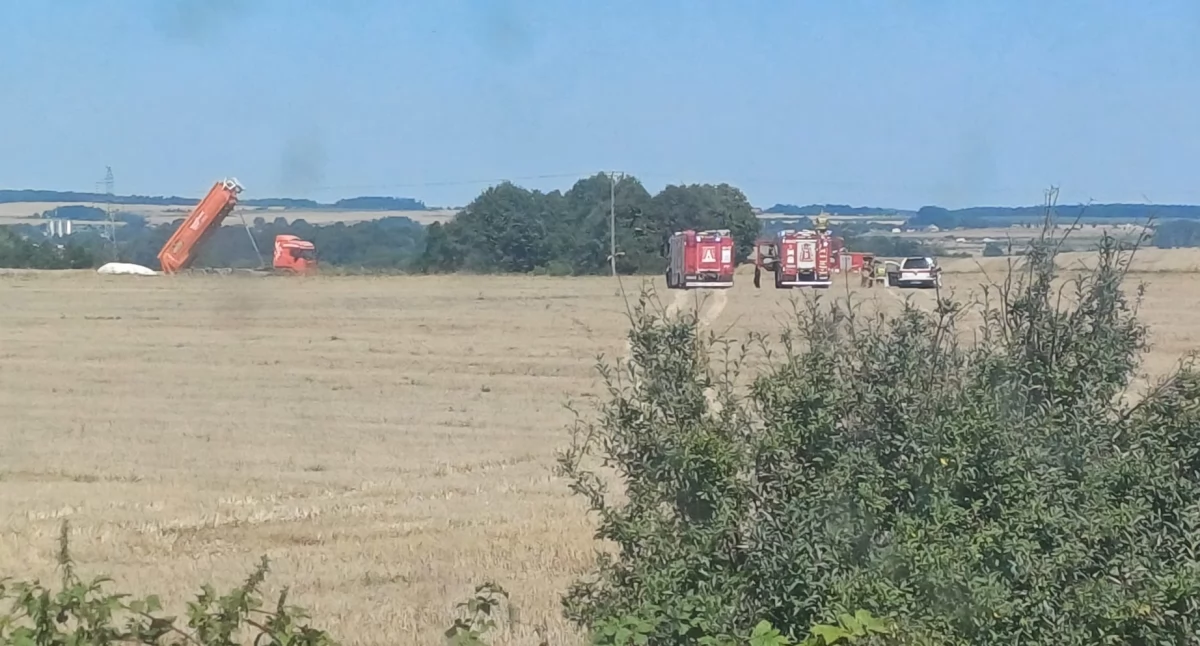 Straż Pożarna , Zahaczył naczepą linię średniego napięcia Trafił szpitala - zdjęcie, fotografia