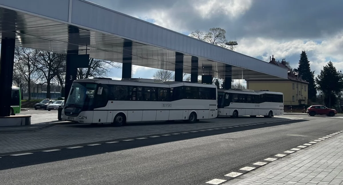 Kontrowersje, Zamiast pociągów autobusy - zdjęcie, fotografia