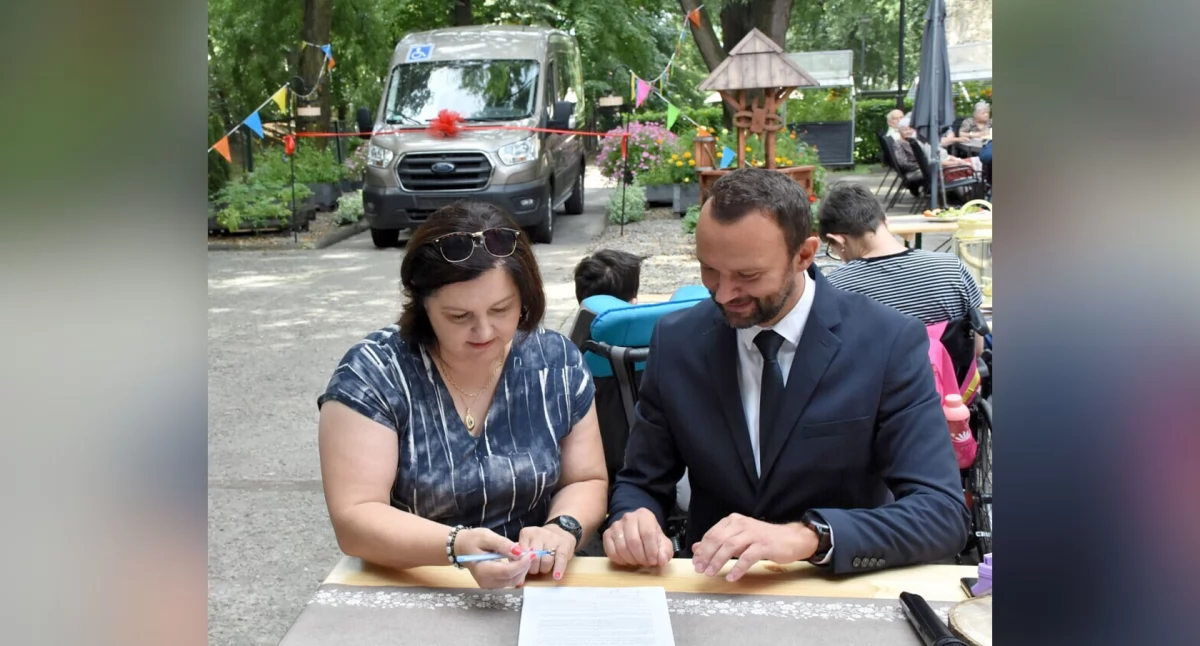 Pojazd odebrała Agata Syc-Pochera, prezes stowarzyszenia