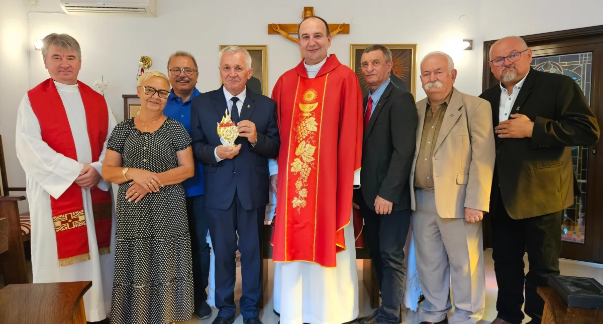 Delegacja nyskiej „Solidarności” w kurii w Białymstoku, gdzie otrzymała relikwie bł. ks. Jerzego