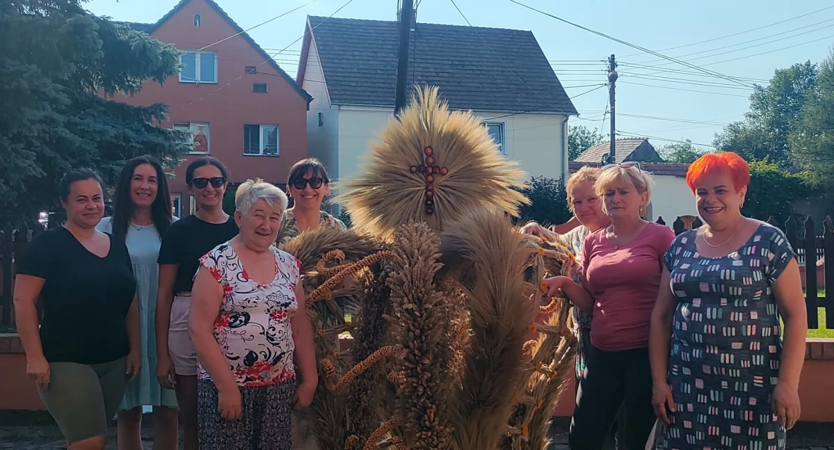 Mieszkanki Jędrzychowa wraz ze swoim dziełem