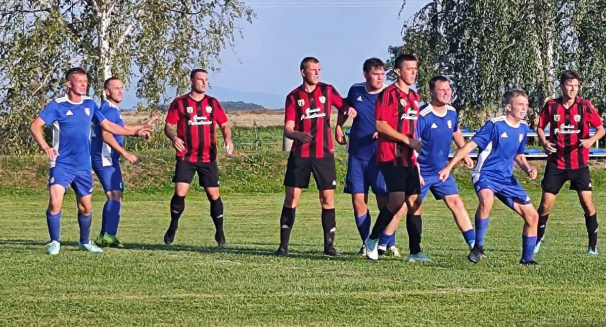 LZS Dziewiętlice - Orzeł Reńska Wieś 2:1. W polu karnym LZS Dziewiętlice