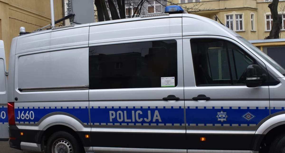 Policja , latka wtargnęła samochód - zdjęcie, fotografia