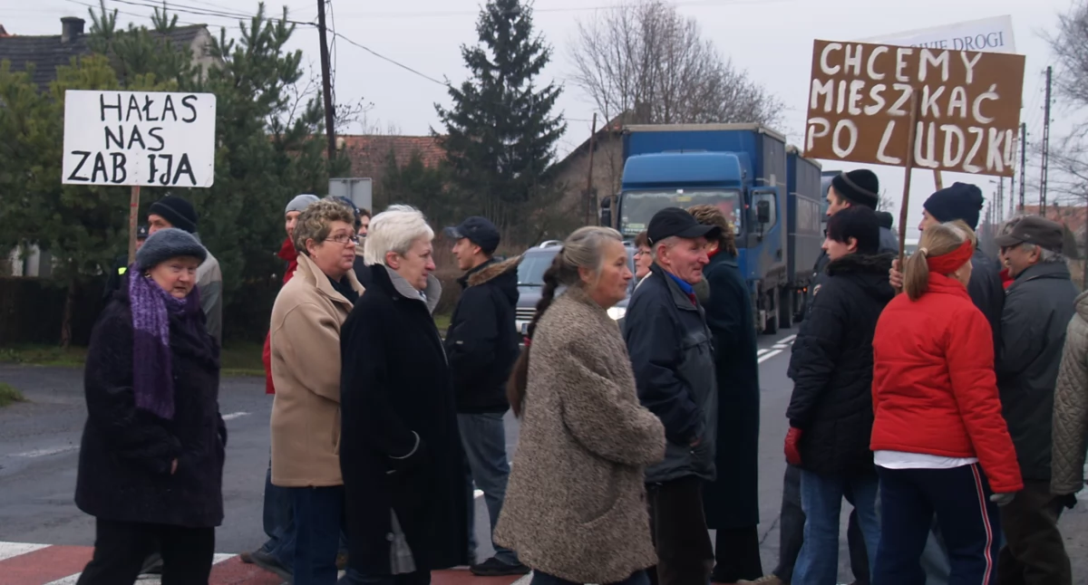 Samorząd, Będą blokować drogę Stary Grodków walczy obwodnicę - zdjęcie, fotografia