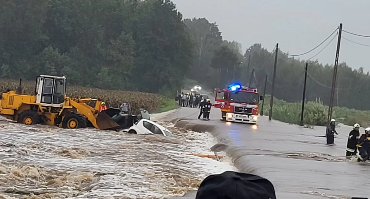 W Kałkowie w gminie Otmuchów kobieta próbowała przejechać drogą powiatową, która zamieniał się w rzekę