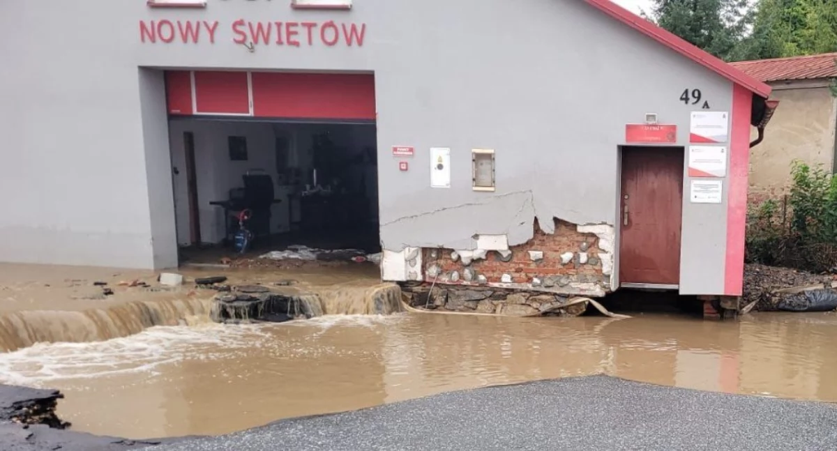 Straż Pożarna , Nowym Świętowie zniszczyła remizę zabrała wyposażenie - zdjęcie, fotografia