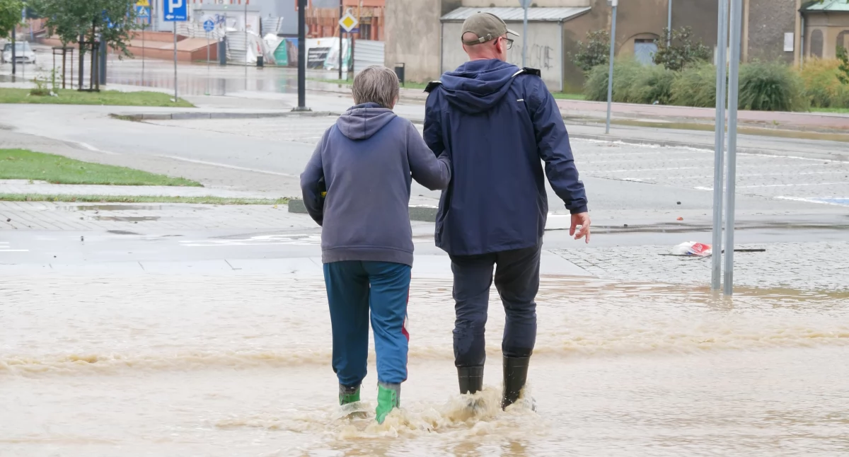 Kontrowersje, powodziowa niekompetencji - zdjęcie, fotografia