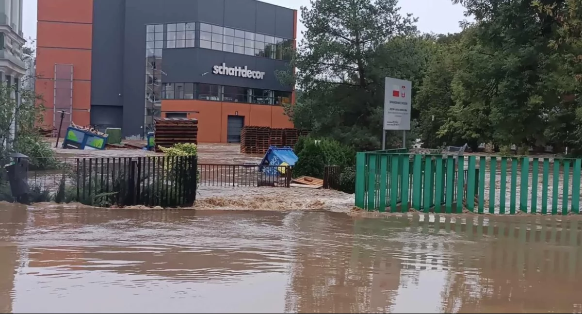Sprawy społeczne, Schattdecor podnosi powodzi  - zdjęcie, fotografia